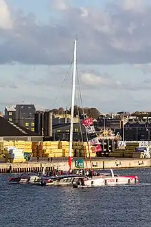 Le voilier quitte le port de Saint Malo toutes voiles baissées
