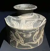 Vase de Lefkandi, milieu du XIIe&nbsp;siècle&nbsp;av. J.-C. : griffons nourrissant leurs petits. Musée archéologique d'Érétrie.