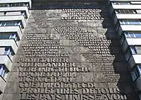 Prolétaires de tous les pays en plusieurs langues.