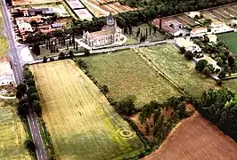 Le sanctuaire révélé par la prospection aérienne.