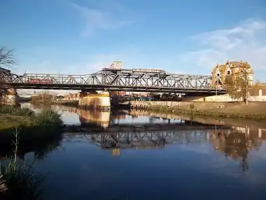 Le pont vu de l’est. À gauche, entre les deux piles, la partie basculante. À droite, porches sur la rive nord du Riachuelo.