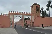 La porte du côté ouest du Grand Mechouar (vers la rue Bab Ighli). La tour de droite est le minaret de l'ancienne mosquée de Derb Chtouka datant du XVIIIe&nbsp;siècle.