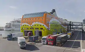 Camions sortant d'un navire.