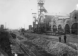 Bâtiments industriels et des tours métalliques.