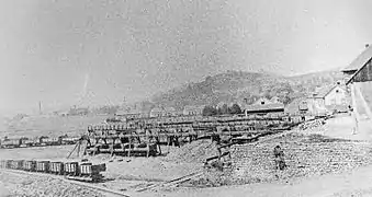 Des passerelles surplombant des wagons.