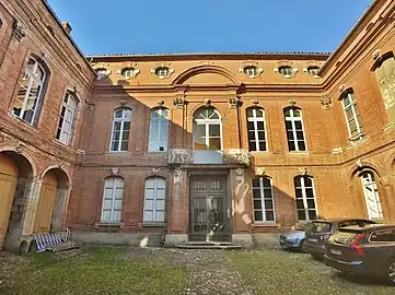 Balcon dans la cour intérieure de l'hôtel de Puivert.