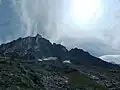 Depuis la gare des Glaciers avec le pylône intermédiaire au centre et l'aiguille du Midi à gauche.