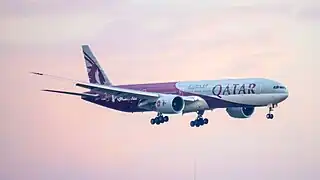 Une livrée de partenariat d'un Boeing 777-3DZ(ER) de Qatar Airways.