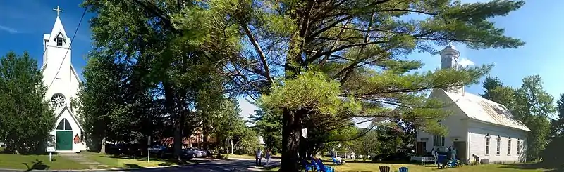 Les églises anglicane et catholique sont directement en face l'une de l'autre.