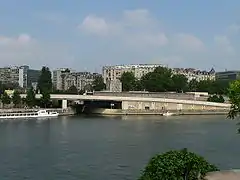 La station Quai de la Rapée, ici vue depuis l'autre rive de la Seine, est construite en travers de l'entrée du port de l'Arsenal.