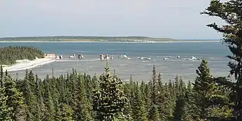 Île Quarry, une baie, monolithes, au loin, l'île Niapiskau