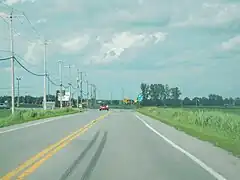 Approche de l'intersection des routes 132 et 236 à l'extrémité ouest de la route.