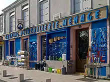 Devanture d'une quincaillerie en Charente-Maritime (France).