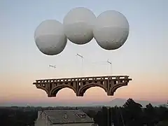 Pont suspendu, un pas vers l'au-delà à Villeneuve-lès-Avignon, en 2015.