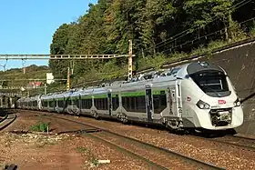 Régiolis B 84500 passe en gare de Chaville-Rive-Gauche (2014).