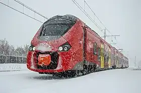 Train rouge dans la neige