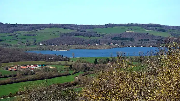 Le lac de Panthier et le hameau des Bordes.De l'autre côté du lac, deux petits monts entièrement recouverts de bois : le Petit Montot (butte de gauche, ~420&nbsp;m d'alt., sur Créancey) et à sa droite le Grand Montot (446&nbsp;m d'alt., sur Semarey, commune non limitrophe du lac ni de Vandenesse).Les berges à droite derrière les arbres sont sur Commarin.