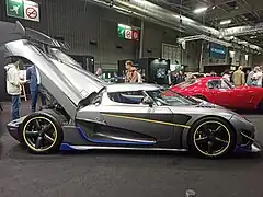 Profil avec le capot  moteur levé.