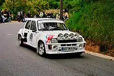 Voiture de rallye blanche.