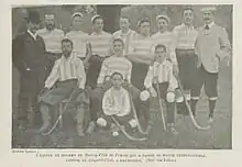 Une photo d'équipe (13 hommes) avant un match de hockey.