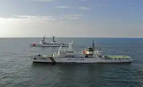 Le navire n°3006 de la garde côtière de Corée du Sud aux côtés du USCGC&nbsp;Boutwell de la garde côtière des États-Unis en août 2007.