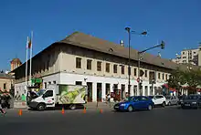 Caravansérail d'Emmanuel Mârzaian (bâti en 1808). Le Traité de Bucarest (1812) y a été négocié et signé.