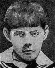 Photographie en noir et blanc d'un jeune garçon,regardant la caméra.