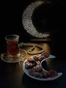 Les dattes et de l’eau sont également utilisées pour rompre le jeûne à l’heure de l’iftar.