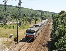 Rame V2N poussée par une locomotive BB 15000 à la bifurcation de Malaunay, située environ à 1,2&nbsp;km au nord de la gare de Malaunay - Le Houlme.