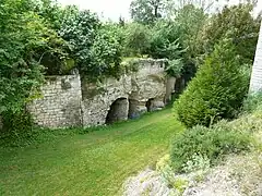 Les douves sèches du château.