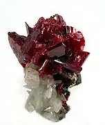 Réalgar sur calcite, Chine, 9&nbsp;×&nbsp;5,9&nbsp;×&nbsp;4,2&nbsp;cm