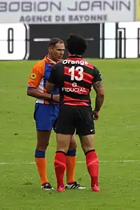 Christophe Berdos, en 2011, en discussion avec le joueur du Stade toulousain Yann David.