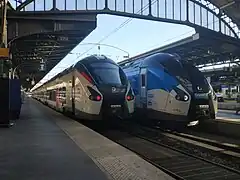 Coradia Liner&nbsp;/ Régiolis, en livrée Carmillon et en livrée Fluo, à Paris-Est.