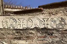 Remplois représentant des croix.