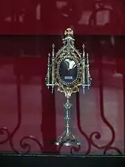 Photo du reliquaire de saint Olav monté sur pied