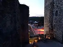 Photographie en couleurs d'illuminations nocturnes d'un vieux château.