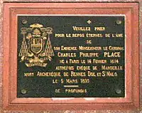 Plaque commémorative du cardinal Place en la Métropole Saint-Pierre de Rennes.