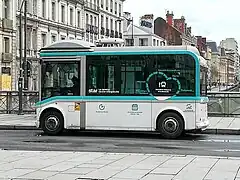 Un Bolloré Bluebus 6&nbsp;m de la navette gratuite de centre-ville.