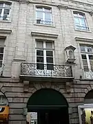 Un immeuble typique de la ville classique, rue de l’Horloge.