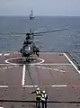 Un EC-725 Super Puma sur le pont du RSS Resolution (7 juin 2004)