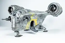 Le lavis fait ressortir les gravures en creux de cette maquette d'un vaisseau de Star Wars.