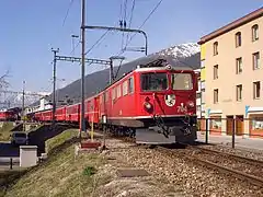 Ge 6/6 II no 704 quittant la gare de Davos Platz en direction de Klosters.
