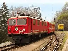 Ge 4/4 I no 605 entrant en gare de Lüen-Castiel, sur la ligne du Coire-Arosa.