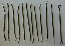 série d'outils allongés en métal