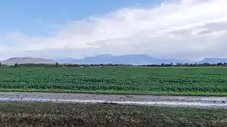 L'extrémité nord-est de plaine de Bièvre avec la Chartreuse et le Vercors en arrière-plan.