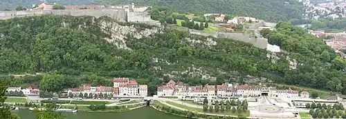 Un sentier piéton, débutant au pied de la citadelle, permet d'observer les couches ployées de l'anticlinal de la citadelle.