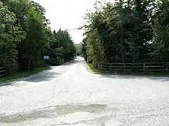 La route menant à la carrière.