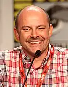 Rob Corddry interprète le Dr Blake Downs