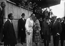 Photo d'un homme, Robert Benoist, le vainqueur de la course félicité à l'arrivée.