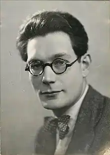 photographie noir et blanc ; portrait d'un homme à lunettes